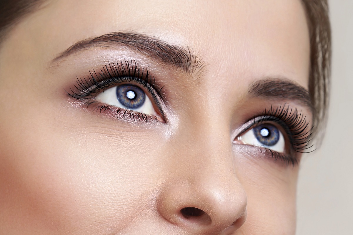 Ako predĺžiť riasy pomocou domácich a prírodných prostriedkov