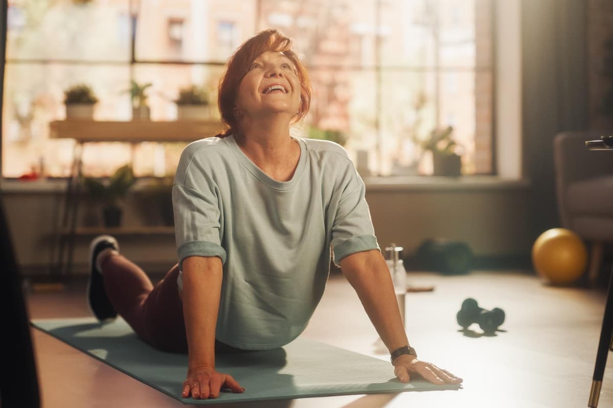 Od hory po mačku-kravu: štyri jediné jogové pozície, ktoré potrebujete, aby ste v 60 rokoch nabrali silu