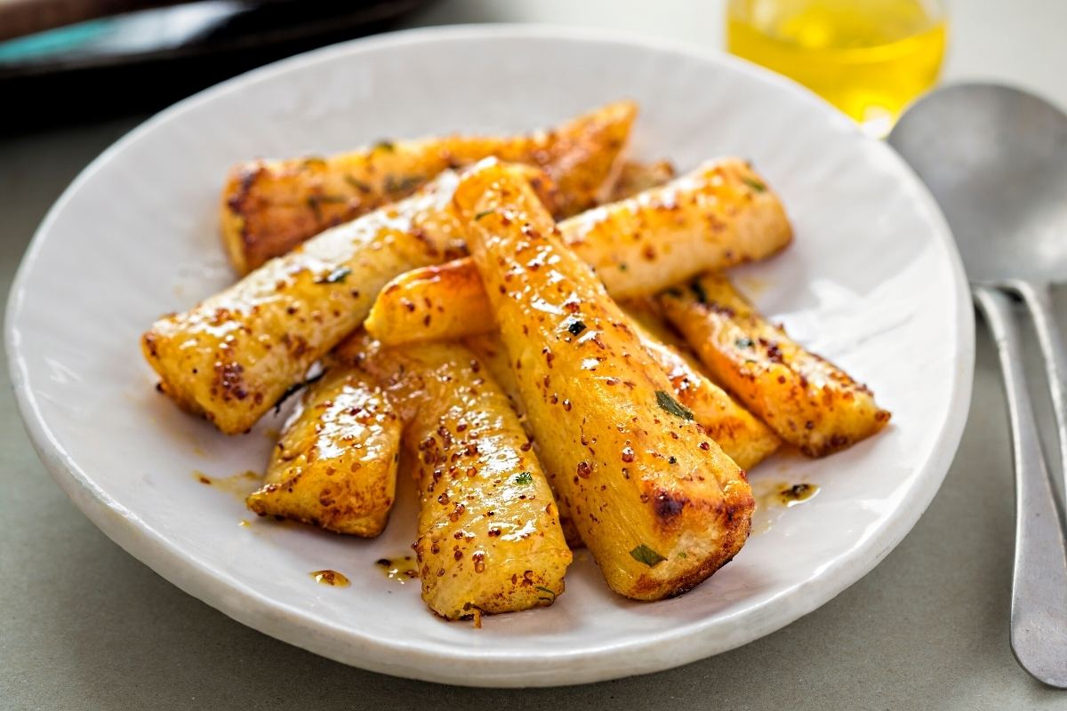 Pastinák je prospešný pre srdce, zlepšuje trávenie a vzhľad pokožky. Môžete ho konzumovať surový alebo ako náhradu zemiakov.