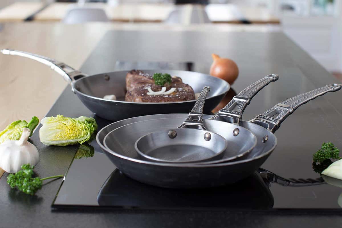 Technológ potravín: „Keby som mal kúpiť panvicu, najlepšou voľbou by bola panvica z nehrdzavejúcej ocele, pretože tento materiál neuvoľňuje toxické látky do potravín.“