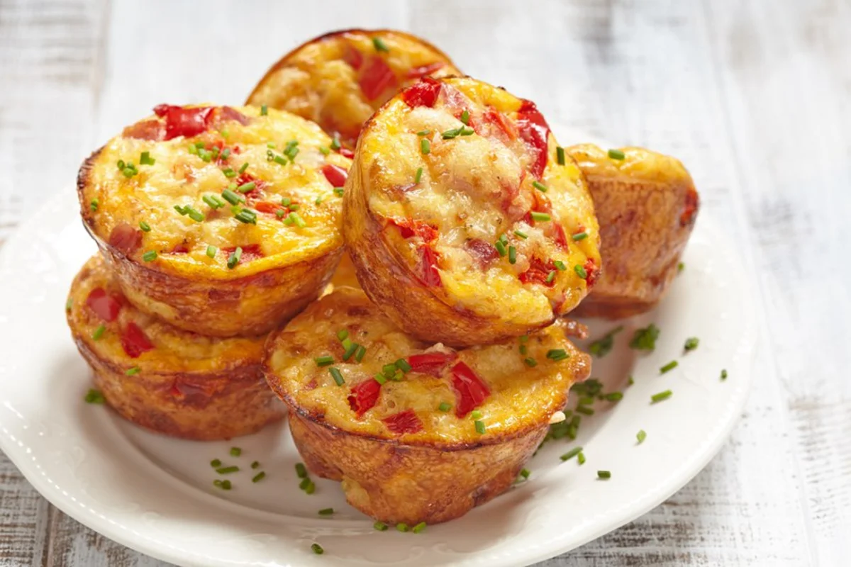 Vaječné muffiny sú jednoducho vynikajúce. Na nudné raňajkové sendviče rýchlo zabudnete.