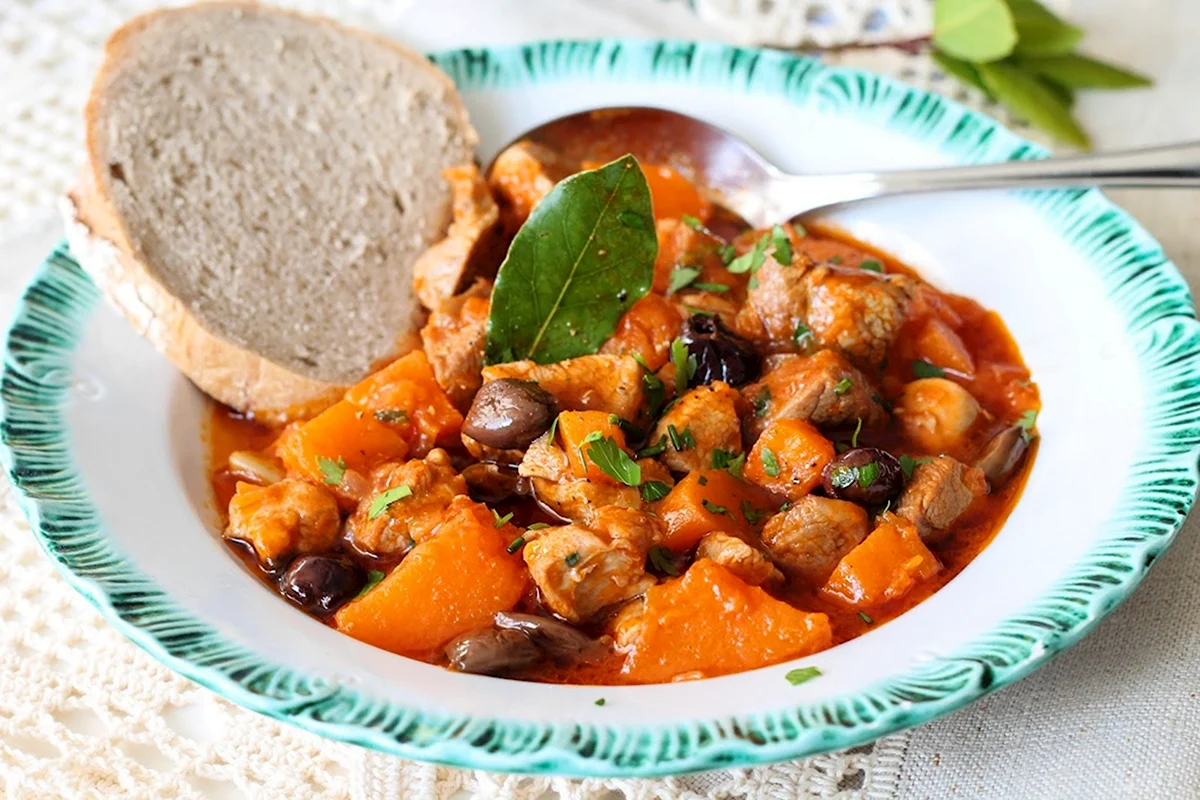 Zdravé mäso dusené so zeleninou. Všetci milujú tento chutný a výživný obed.