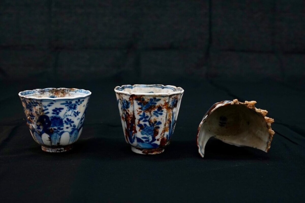 Podvodné roboty vytiahli prvú korisť z tajomnej galeony, ktorá sa potopila pred 300 rokmi: delo, mince a porcelán