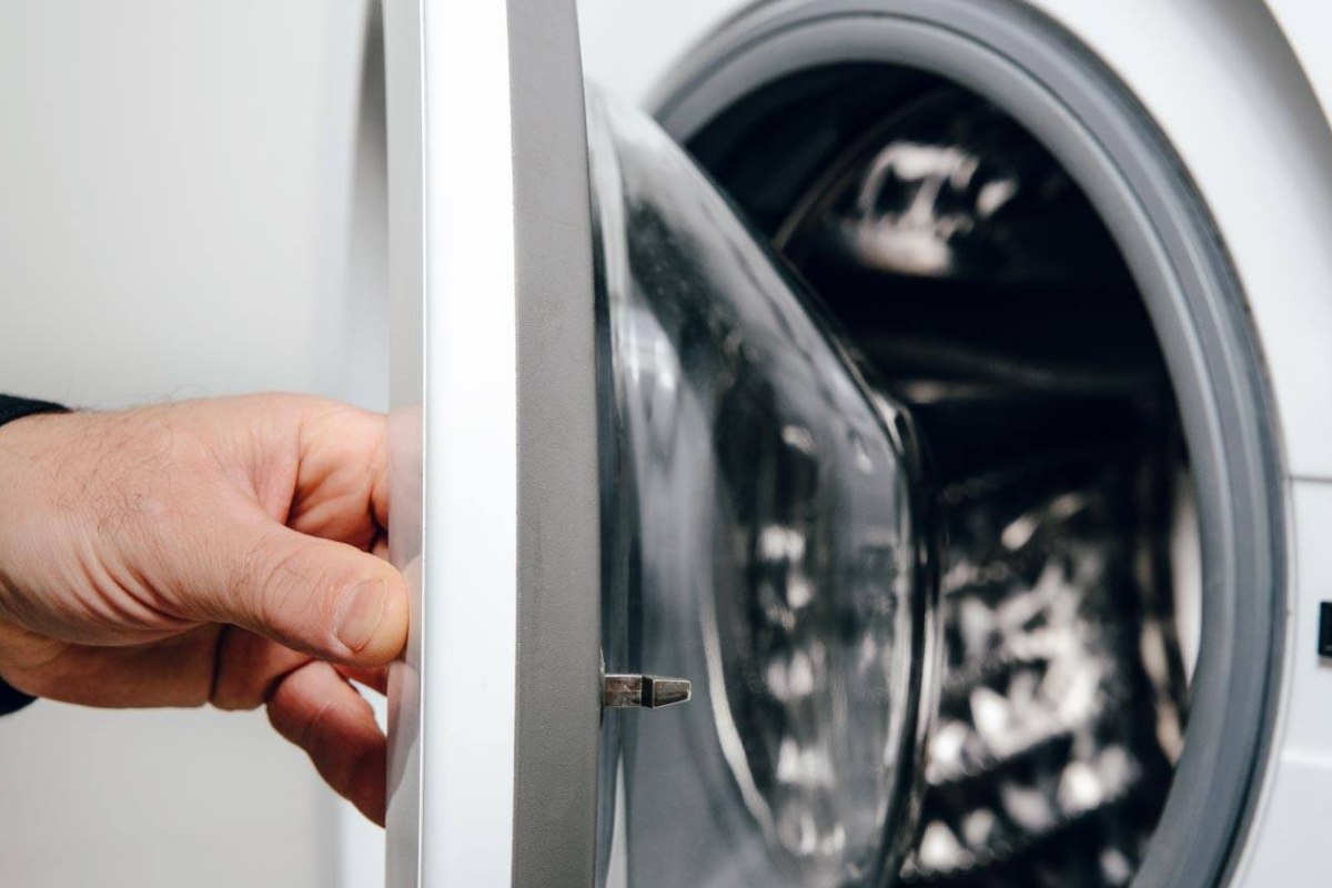 Prečo by ste nemali nechávať dvierka práčky otvorené príliš dlho