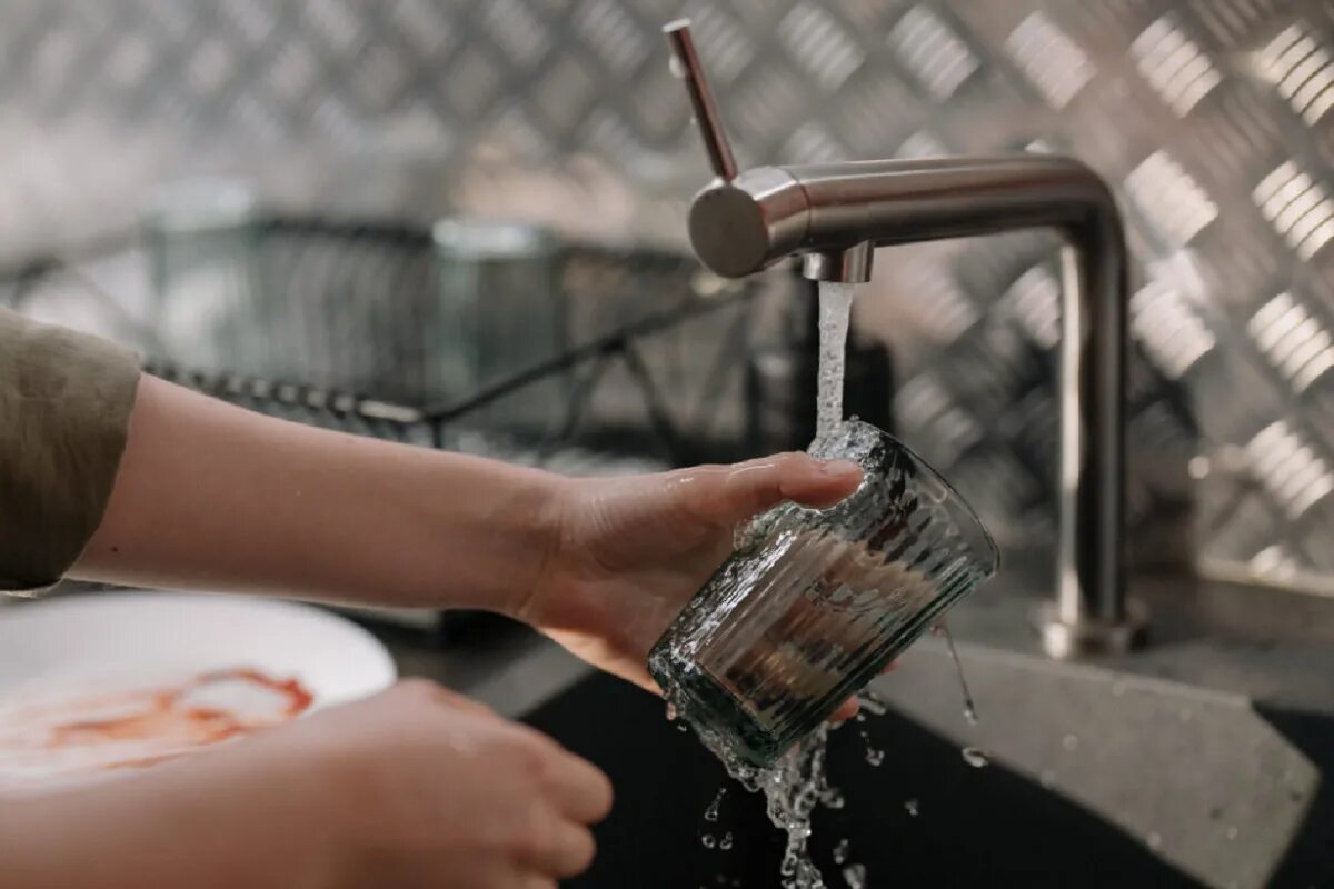 Časté chyby pri umývaní pohárov a ako sa zbaviť nepríjemného zápachu