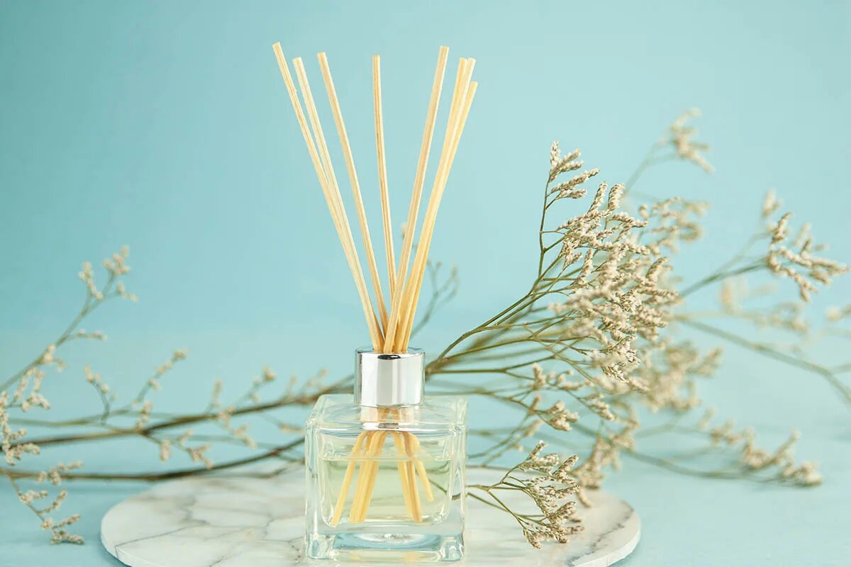 Odborník na upratovanie: „Aby osviežovač vzduchu pôsobil dlhšie a v dome príjemne voňalo, pridávam do neho destilovanú vodu a alkohol.“