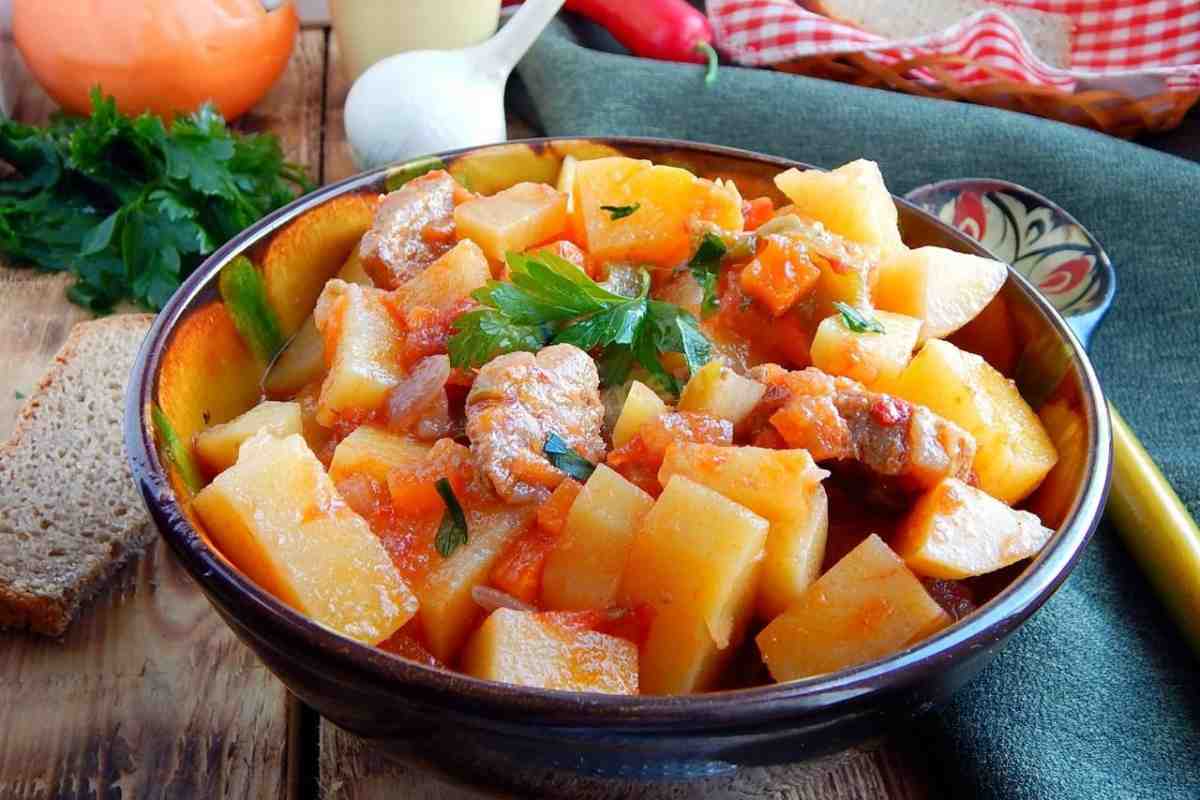 Zdravé mäso dusené so zeleninou. Všetci milujú tento chutný a výživný obed.