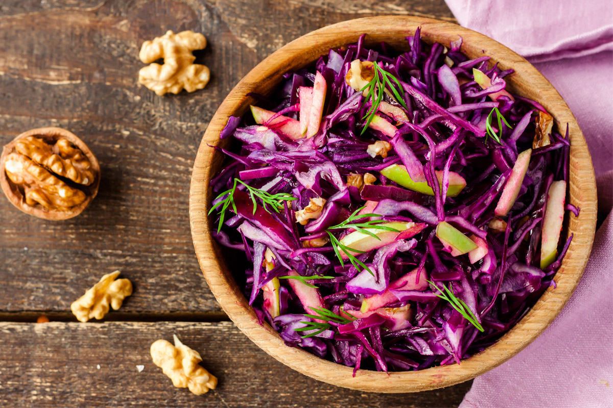 Efektný šalát z kapusty: lahôdka s jablkami a vlašskými orechmi
