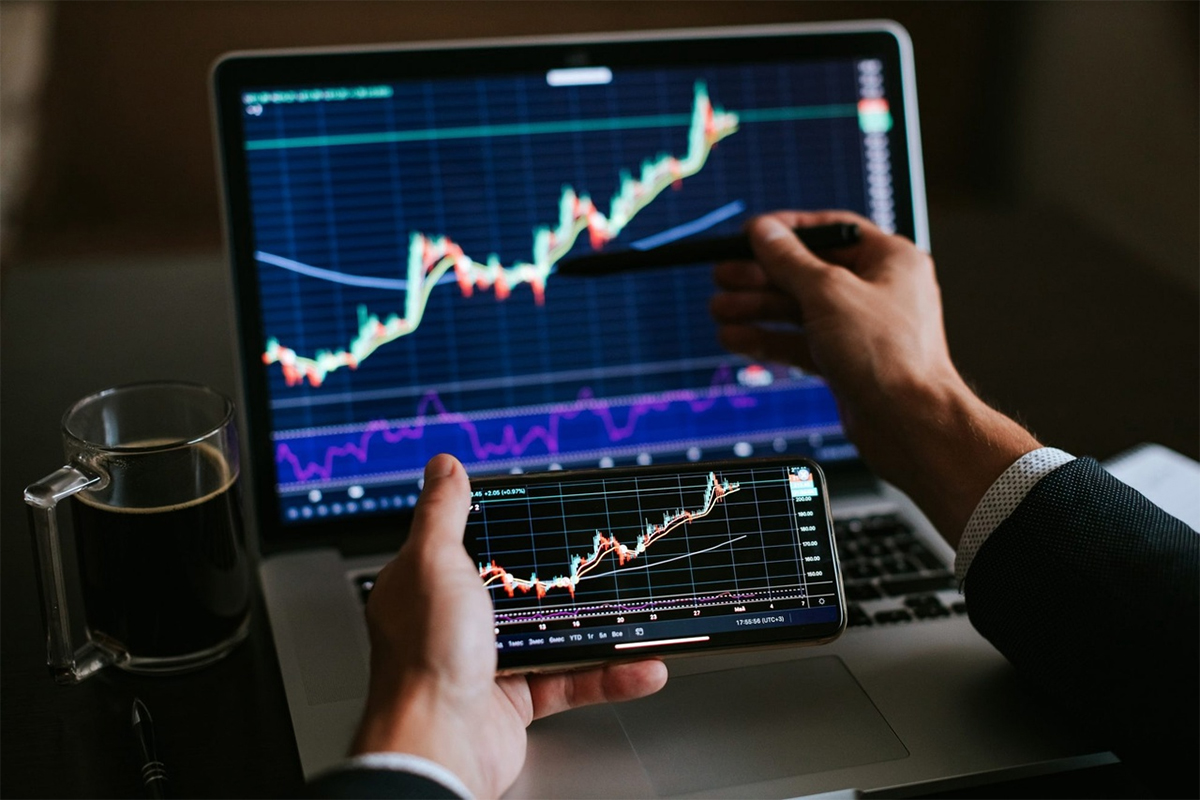 Investičný expert o tom, aké chyby robíme s peniazmi: „Najväčším nepriateľom človeka pri investovaní sme my sami.“