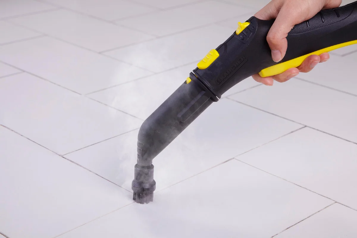 Zčernelé škáry medzi dlaždicami: 5 jednoduchých spôsobov, ako ich obnoviť