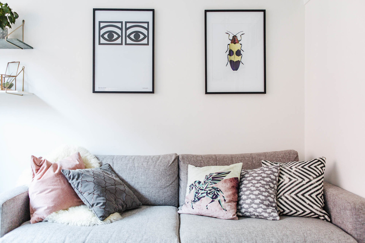 Interiérový dizajnér: „Dva obrazy na stene nad pohovkou sú najuniverzálnejšou, najelegantnejšou a najjednoduchšou voľbou, ak hľadáme nadčasovú estetiku.“