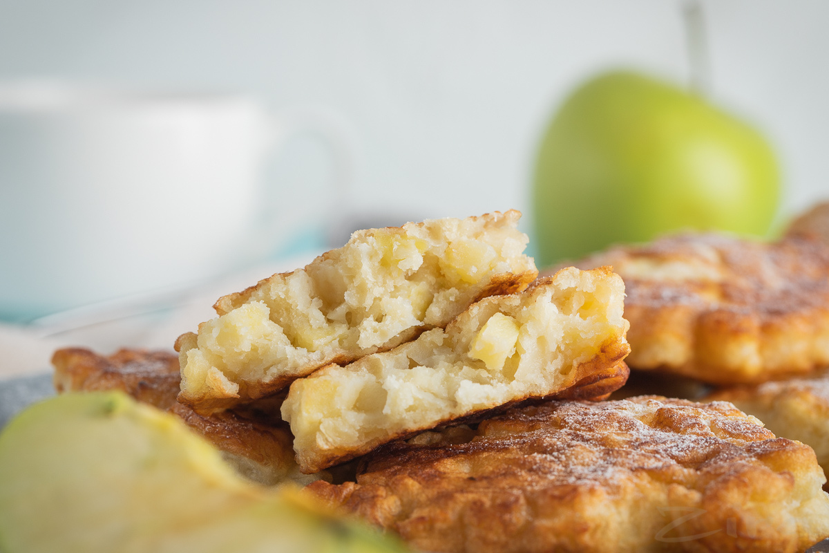 Nadýchané jogurtové palacinky s jablkami bez gramu múky. Pridávam do nich ešte jednu lacnú ingredienciu.