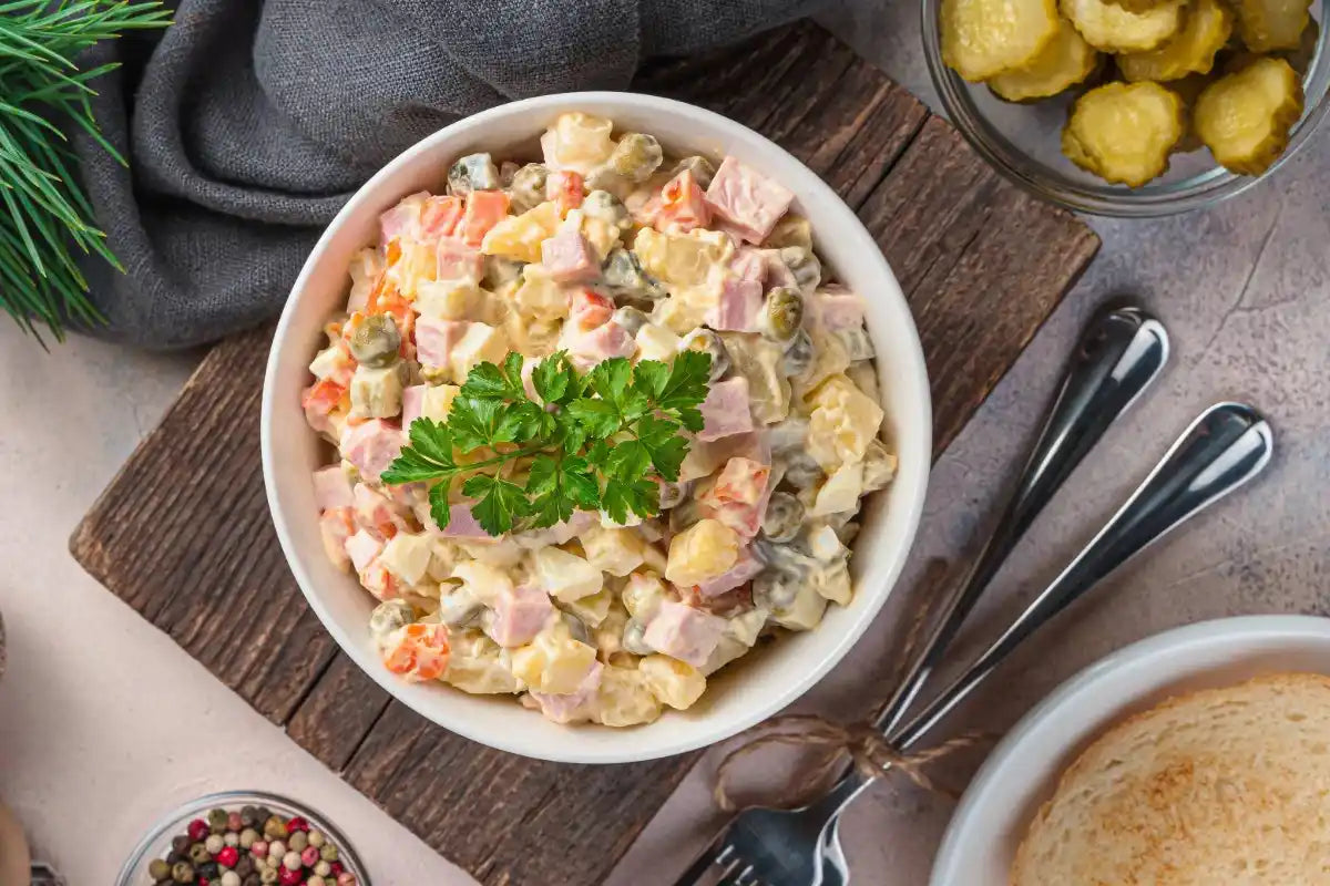 Nie je to ruský šalát, ale obsahuje aj zemiaky: typický recept, ktorý sa podáva ako príloha alebo hlavné jedlo.