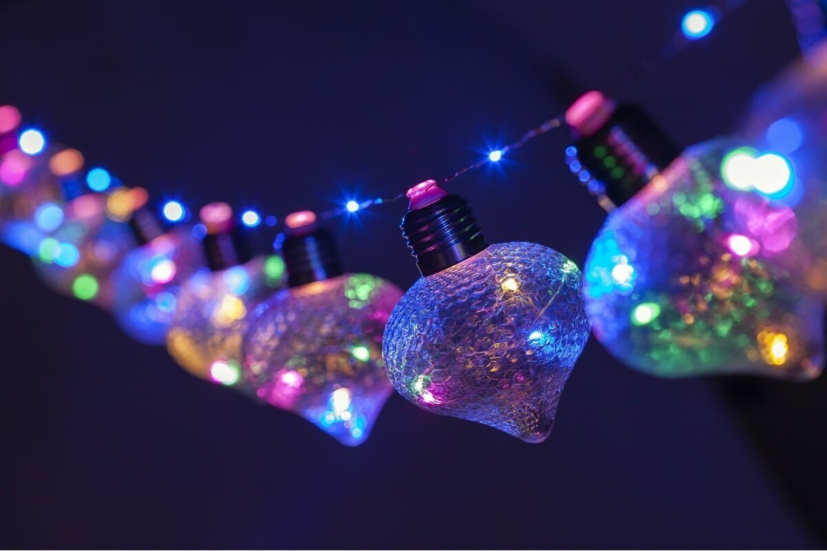 Tieto vianočné žiarovky spotrebúvajú najmenej elektrickej energie. Odborníci vybrali najlepšiu možnosť