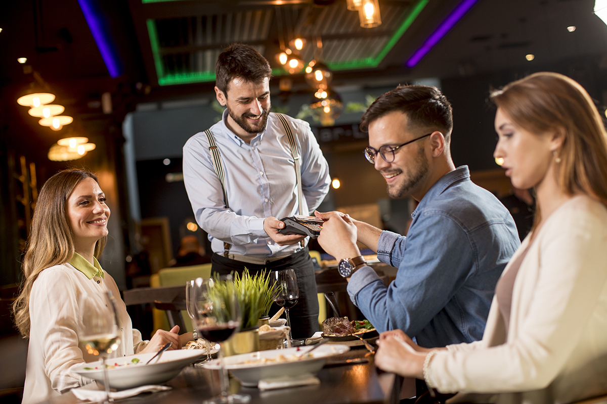 Čašník vysvetľuje, čo by sa nemalo robiť po zaplatení: „Nikdy nepochopím, či je to z túžby pomôcť alebo len z rozmaru.“