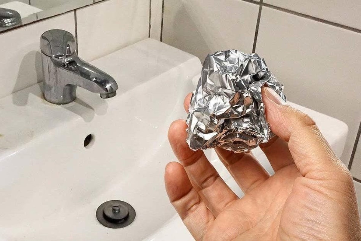 Kto by si pomyslel, že obyčajná rolka hliníkovej fólie môže tak ľahko odstrániť vodný kameň vo vašej domácnosti?