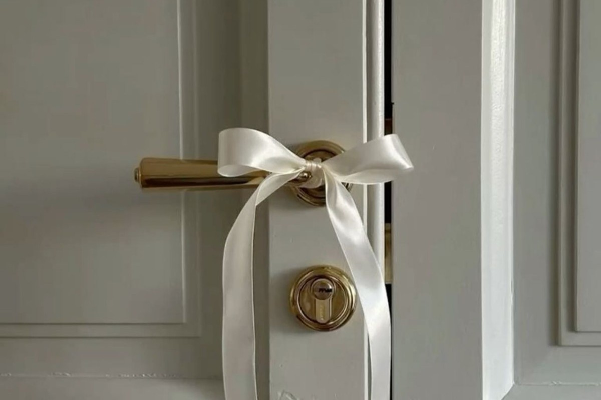 Je to trend: prečo zavesiť bielu stuhu na vchodové dvere a prečo sa to odporúča