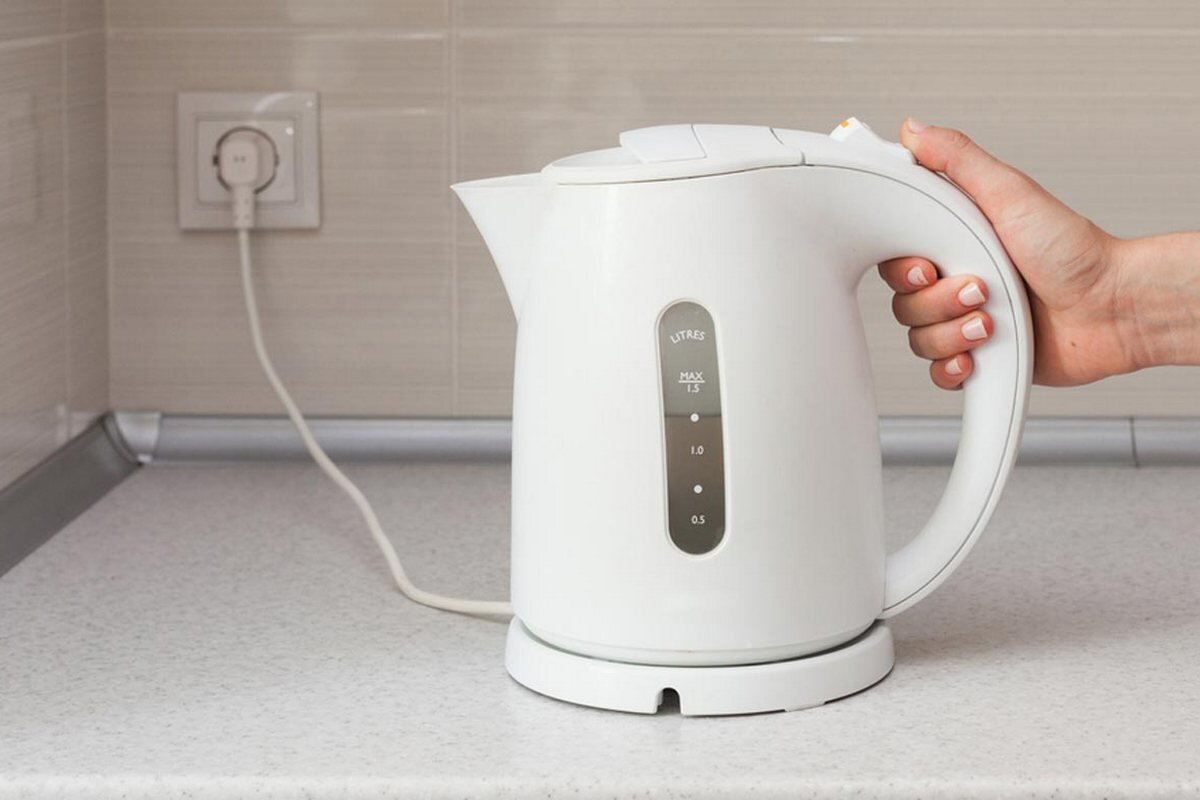 Majú ich v mnohých domácnostiach. Chemik varuje pred nebezpečenstvom takýchto kanvíc