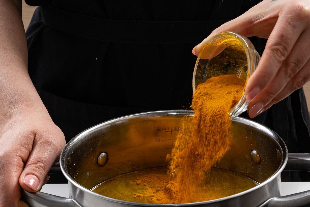 Na začiatku prípravy pridávam čajovú lyžičku kurkumy. Bujón získa sýtu farbu a jedinečnú chuť.