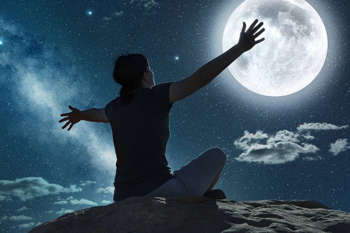 Mesiac dnes, sobota, 13. december: „Ak nemáte žiadne plány, tým lepšie. Venujte deň sebe a zapáľte sviečku, aby ste našli pokoj. Ideálna je santalová alebo cédrová sviečka.“