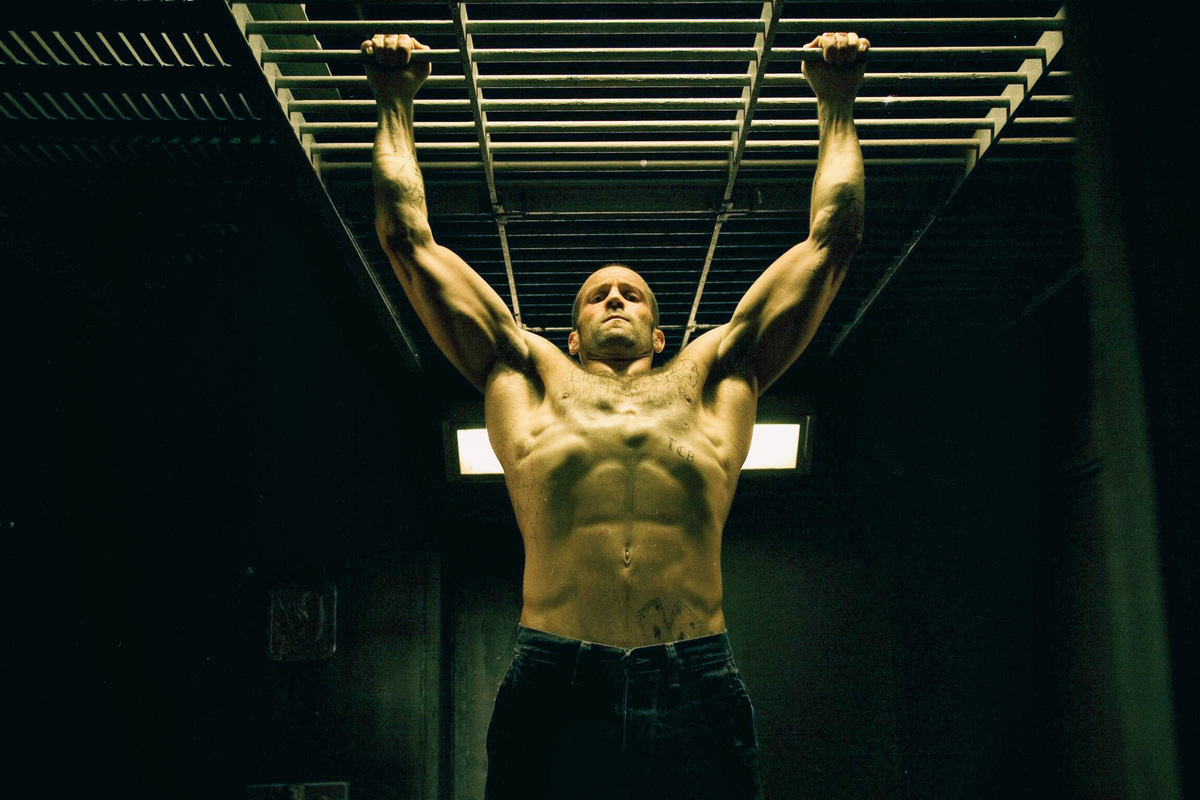 Jason Statham, 58 rokov, herec: „Robím cvičenia, ktoré ma udržujú vo výbornej kondícii, a môžem trénovať tri až štyri hodiny.“
