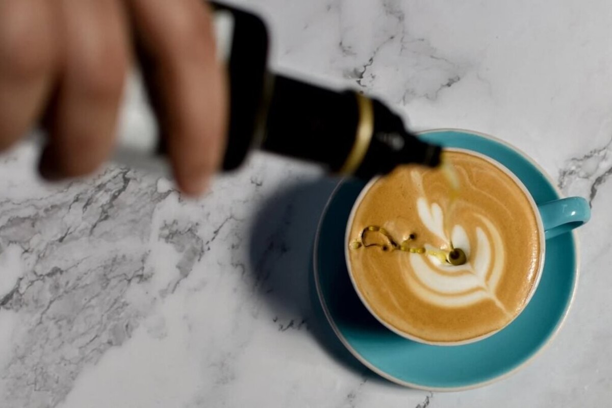 Lekár-dietológ vysvetľuje, prečo by ste mali do kávy pridať lyžičku oleja: „Robím to už 50 rokov.“