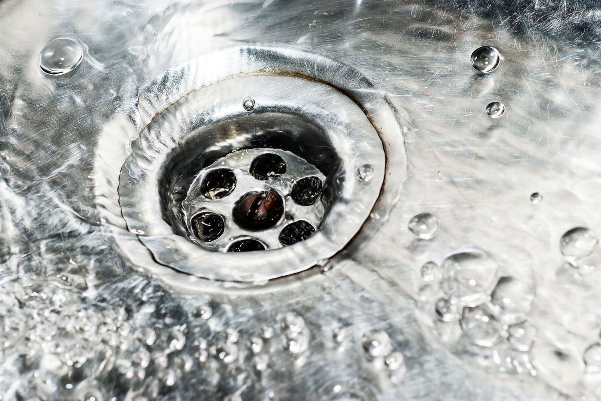 Hodte to do umývadla a otvorte kohútik. Odtok bude ako nový