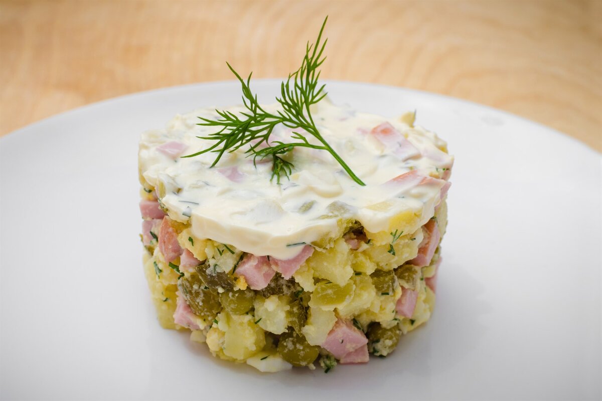 Nie je to ruský šalát, ale obsahuje aj zemiaky: typický recept, ktorý sa podáva ako príloha alebo hlavné jedlo.