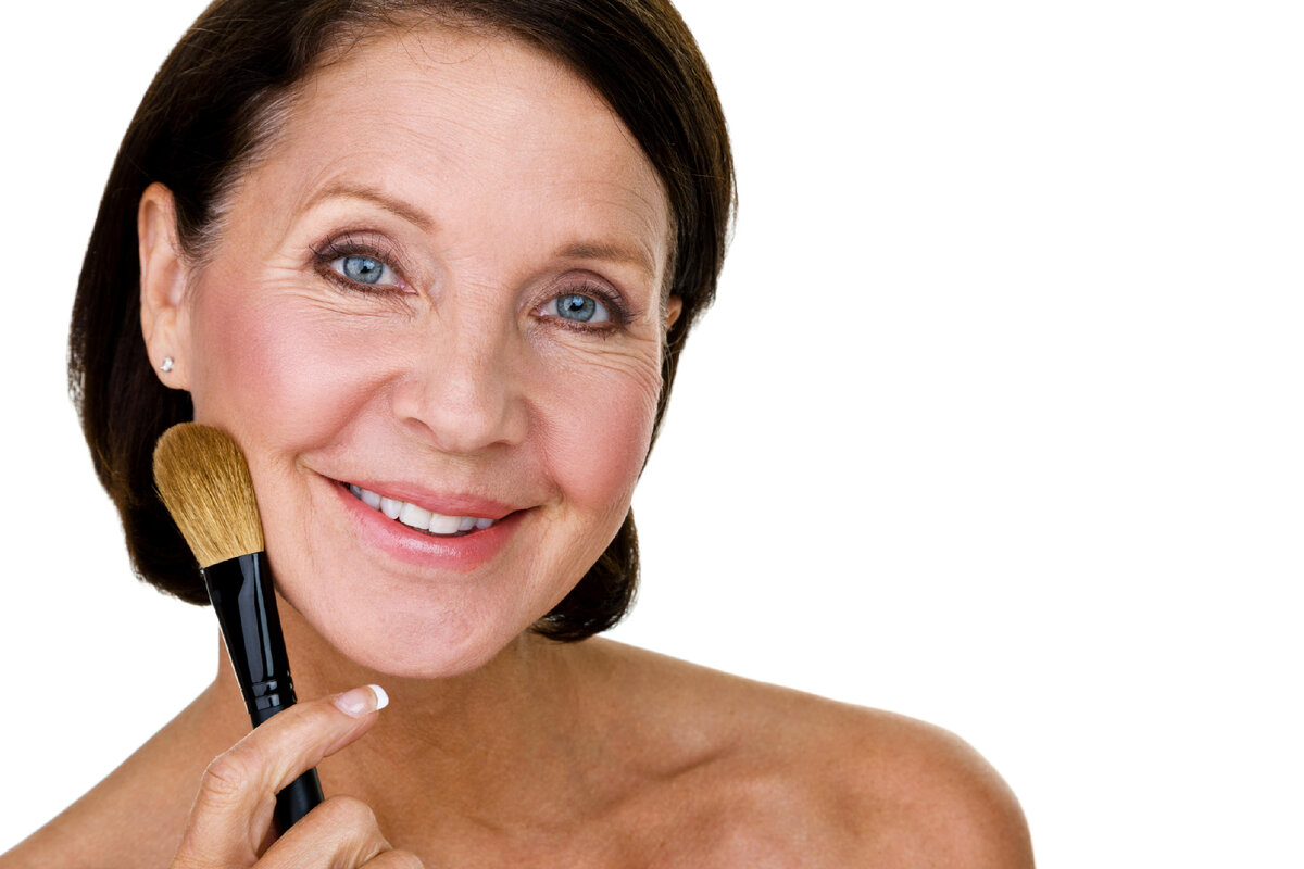 Odborníci v oblasti krásy sa zhodujú: „Po 60. roku života je najlepším spôsobom, ako dodať pleti žiarivosť, strategické použitie tekutého rozjasňovača.“