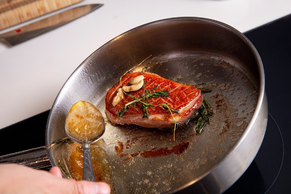 Technológ potravinárskeho priemyslu: „Ak by som si chcel kúpiť panvicu, najlepšou voľbou by bola panvica z nehrdzavejúcej ocele, pretože tento materiál neprenáša toxické látky do potravín.“