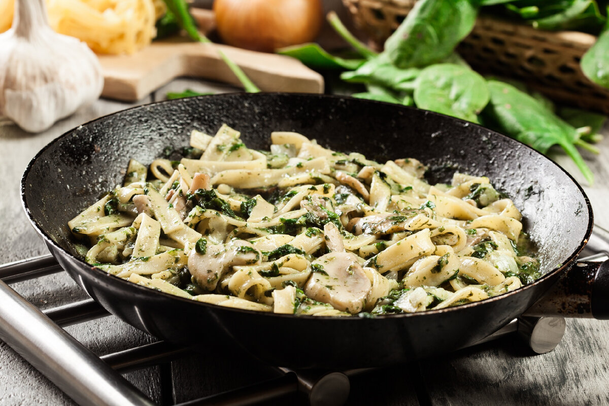 Nestrácajte čas v kuchyni! Pripravte si cestoviny s kuracím mäsom a hubami a ušetrite drahocenné minúty.