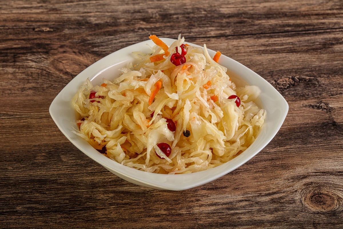 Dve nové ingrediencie a šalát z kyslej kapusty potešia každého. Na obede zmizne ako prvý.