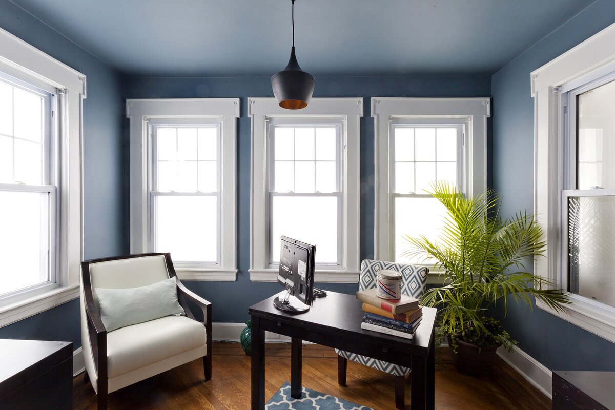 Biely strop je minulosťou. Táto tendencia si získala obľubu architektov. Premení váš byt