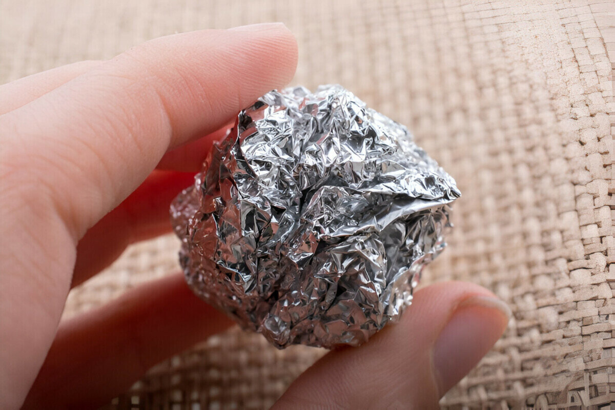 V zime ho vždy nosím v kabelke. Guľôčka z hliníkovej fólie mi pomáha v konkrétnej situácii