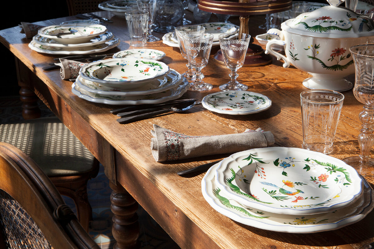 Odborník na dekorovanie: „Nevyhadzujte riad a obrusy vašej babičky, sú ideálne na dekoráciu kuchyne alebo jedálne.“
