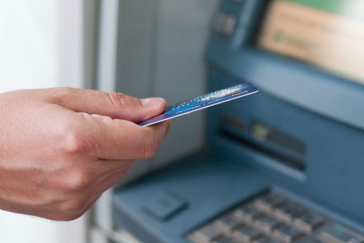 Keď zomrie majiteľ bankového účtu, čo majú urobiť príbuzní, aby nezdedili dlhy?