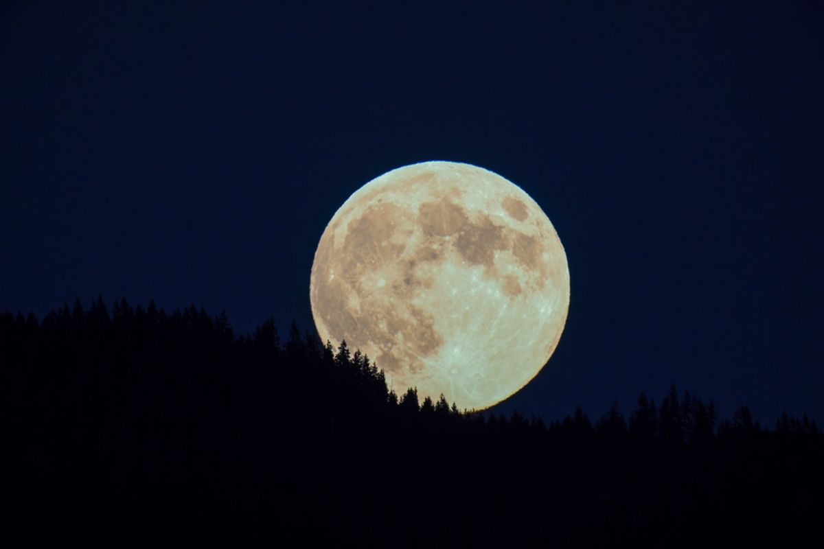 Mesiac dnes, streda, 3. december: „Nabite sa energiou hlbokými nádychmi a pripravte sa na chladný spln“