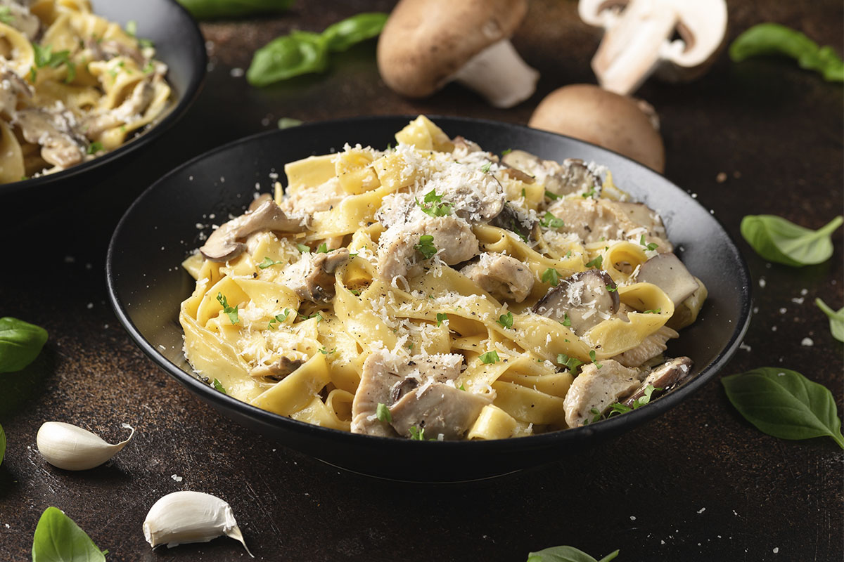 Nestrácajte čas v kuchyni! Pripravte si cestoviny s kuracím mäsom a hubami a ušetrite drahocenné minúty.