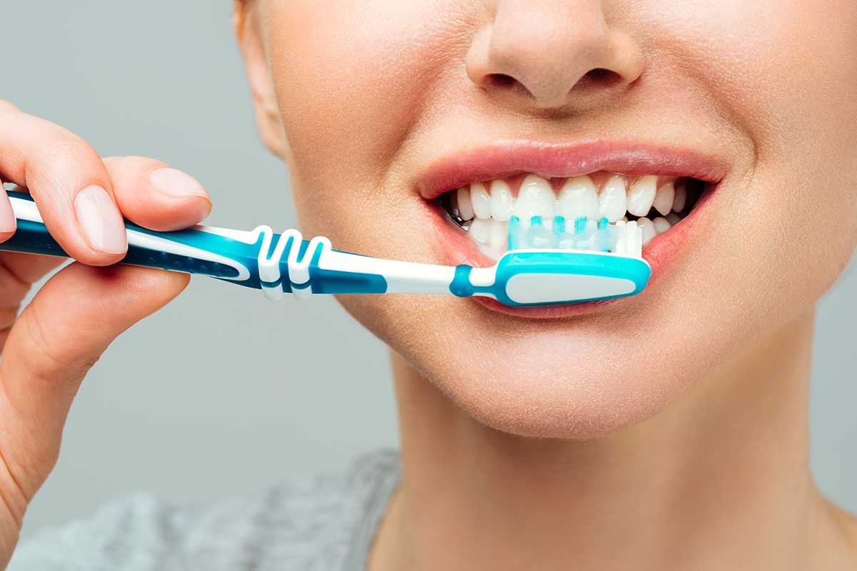 Ortodontista: „Ak si nečistíte zuby, baktérie sa živia zvyškami jedla a oslabujú sklovinu.“