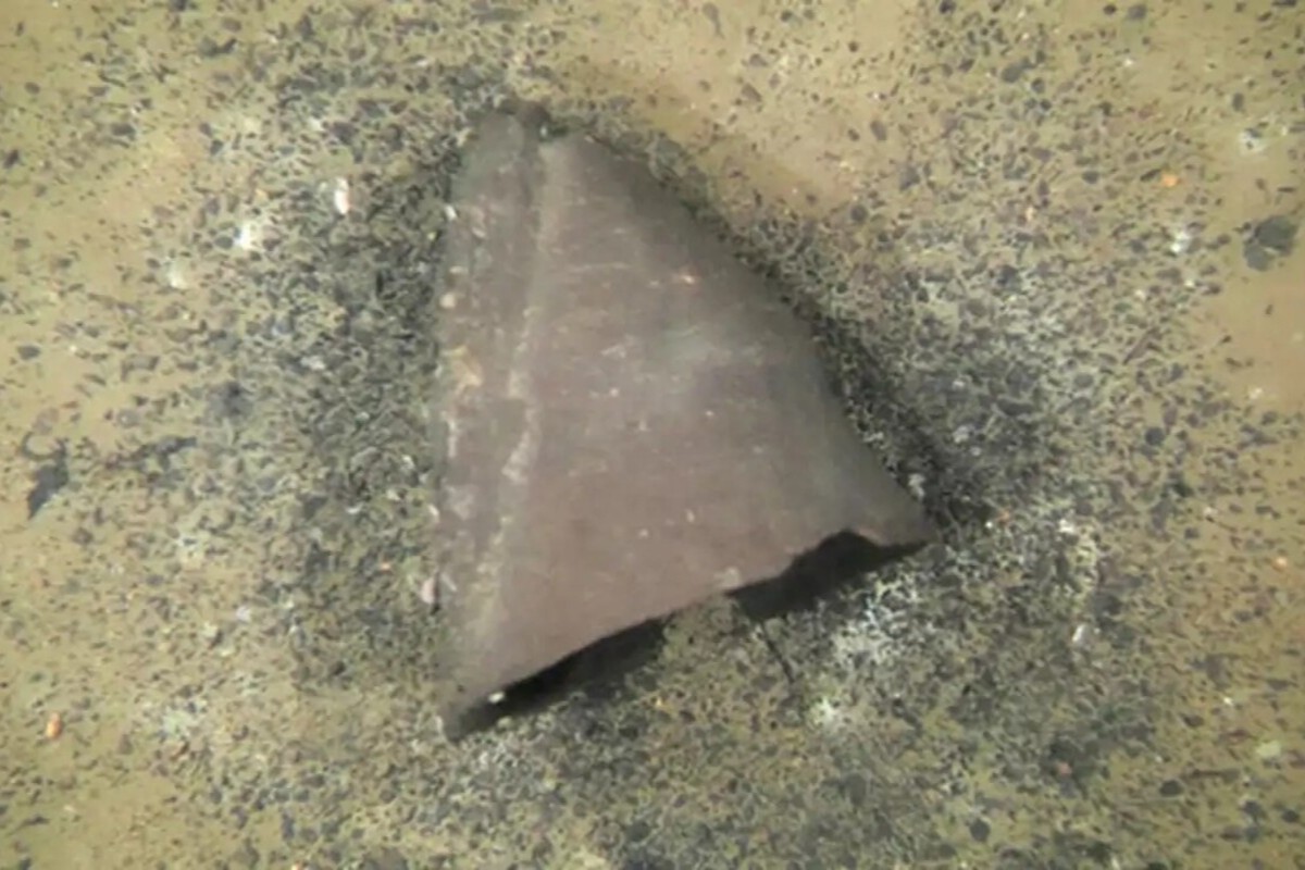 Na dne japonského jazera bola nájdená takmer nepoškodená nádoba staršia ako 10 000 rokov