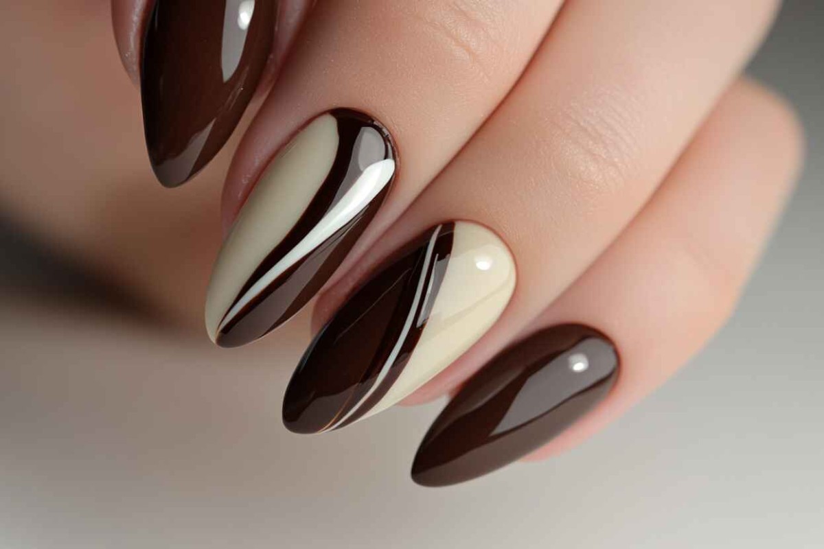 Obľúbená farba nechtov manikérky na túto zimu, ktorá nie je ani červená, ani telová, predlžuje prsty a je najelegantnejšia.