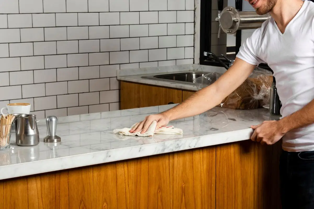 Ako obnoviť starú kuchynskú dosku za 30 minút bez majstra: domáci spôsob bez zbytočných nákladov