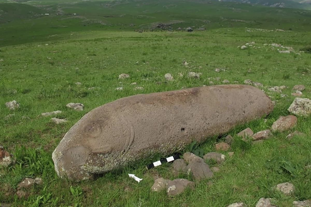 Tajomstvo dračích kameňov sa začína odhaľovať. Archeológovia potvrdzujú ich starobylosť a objavujú skryté zákonitosti v ich rozmiestnení
