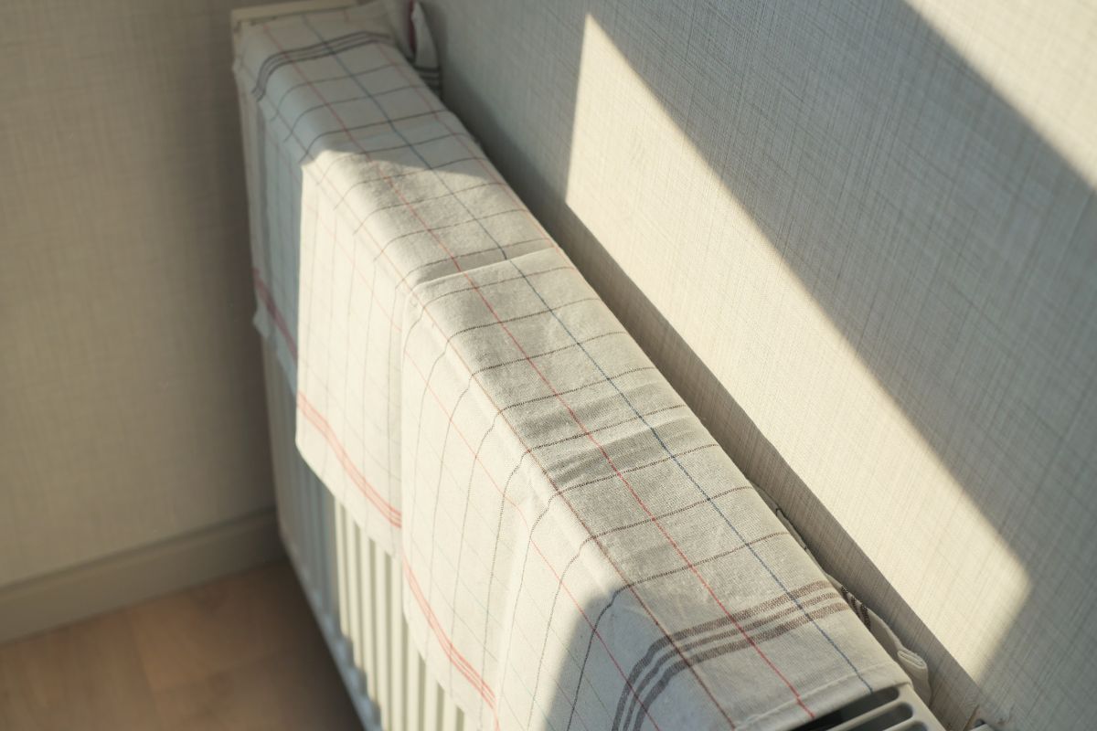 Vlhká kuchynská utierka na radiátore: o čom vám nikto nepovie, kým to nevyskúšate