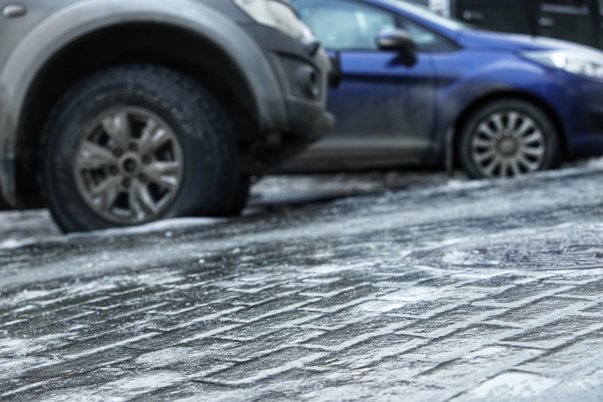 Posypte nimi schody a vchod, aby sa zbavili ľadu. Nezničia topánky ako soľ a sú rovnako účinné.