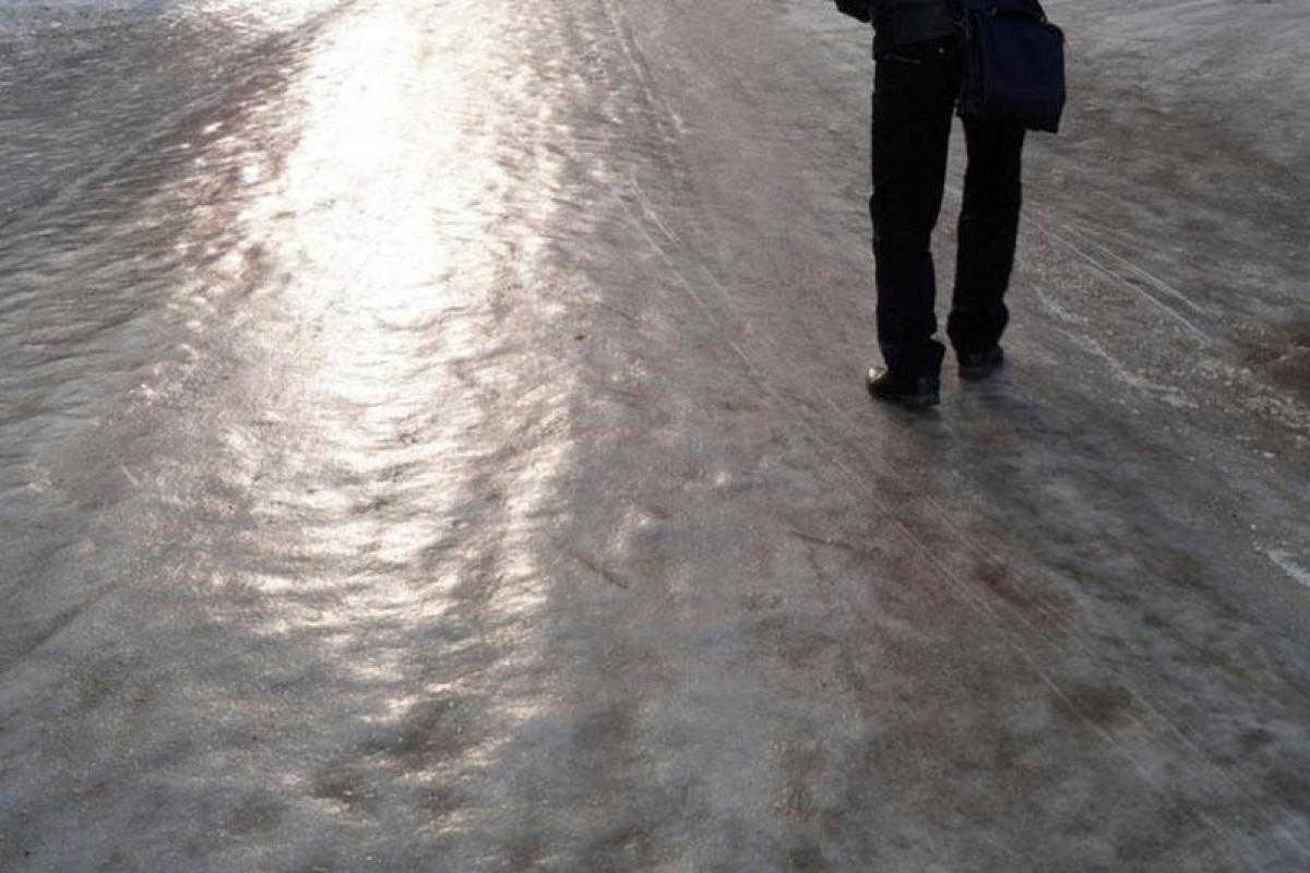 Posypte nimi schody a vchod, aby sa zbavili ľadu. Nezničia topánky ako soľ a sú rovnako účinné.