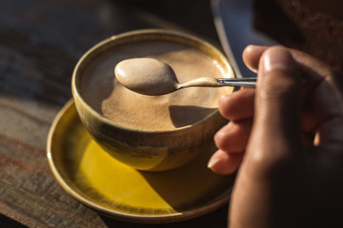 Gréčky pijú každý deň kávu s touto prísadou. Pomáha zbaviť sa bokov, podporuje srdce