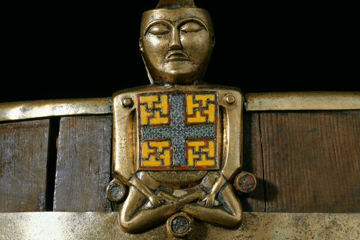 Tisíc rokov pod zemou: tajomný „Buddhův kubus“ opäť vzbudzuje zvedavosť po storočiach strávených v hrobke Vikingov