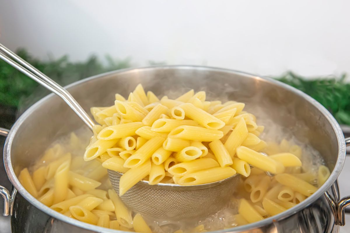 Tekuté zlato. Prečo by ste nemali vylievať vodu po uvarení cestovín do drezu