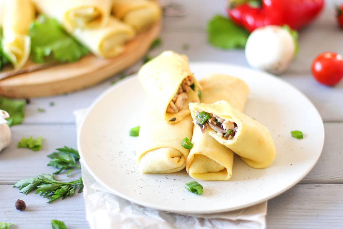 Pripravte si plnku z šampiňónov a syra a zabalte ju do palaciniek. Dostanete chutné jedlo na obed alebo večeru.